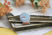 Lade das Bild in den Galerie-Viewer, Emaille Pin - Rotkehlchen - Schneekugel Kollektion - Glitzer