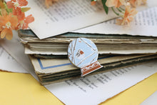 Lade das Bild in den Galerie-Viewer, Emaille Pin - Rotkehlchen - Schneekugel Kollektion - Glitzer