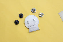 Lade das Bild in den Galerie-Viewer, Emaille Pin - Rotkehlchen - Schneekugel Kollektion - Glitzer