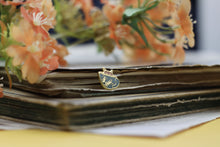 Lade das Bild in den Galerie-Viewer, Emaille Pin - Minipin - cat in a cup - Türkis/Orange