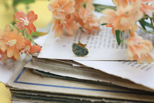 Lade das Bild in den Galerie-Viewer, Emaille Pin - Minipin - cat in a cup - Türkis/Orange