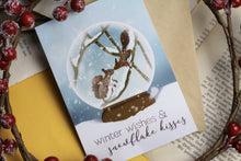 Lade das Bild in den Galerie-Viewer, Klappkarte - Snowflake Kisses - Eichhörnchen