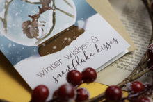 Lade das Bild in den Galerie-Viewer, Klappkarte - Snowflake Kisses - Eichhörnchen