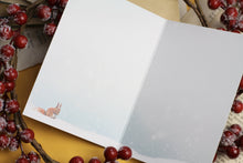 Lade das Bild in den Galerie-Viewer, Klappkarte - Snowflake Kisses - Eichhörnchen