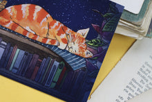 Lade das Bild in den Galerie-Viewer, Postkarte - Schlafende Katzen zwischen Büchern