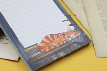 Lade das Bild in den Galerie-Viewer, Notizblock - Schlafende Katze zwischen Büchern