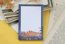 Lade das Bild in den Galerie-Viewer, Notizblock - Schlafende Katze zwischen Büchern