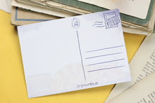 Lade das Bild in den Galerie-Viewer, Postkarte - Schlafende Katzen zwischen Büchern