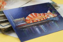 Lade das Bild in den Galerie-Viewer, Postkarte - Schlafende Katzen zwischen Büchern