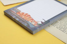 Lade das Bild in den Galerie-Viewer, Notizblock - Schlafende Katze zwischen Büchern