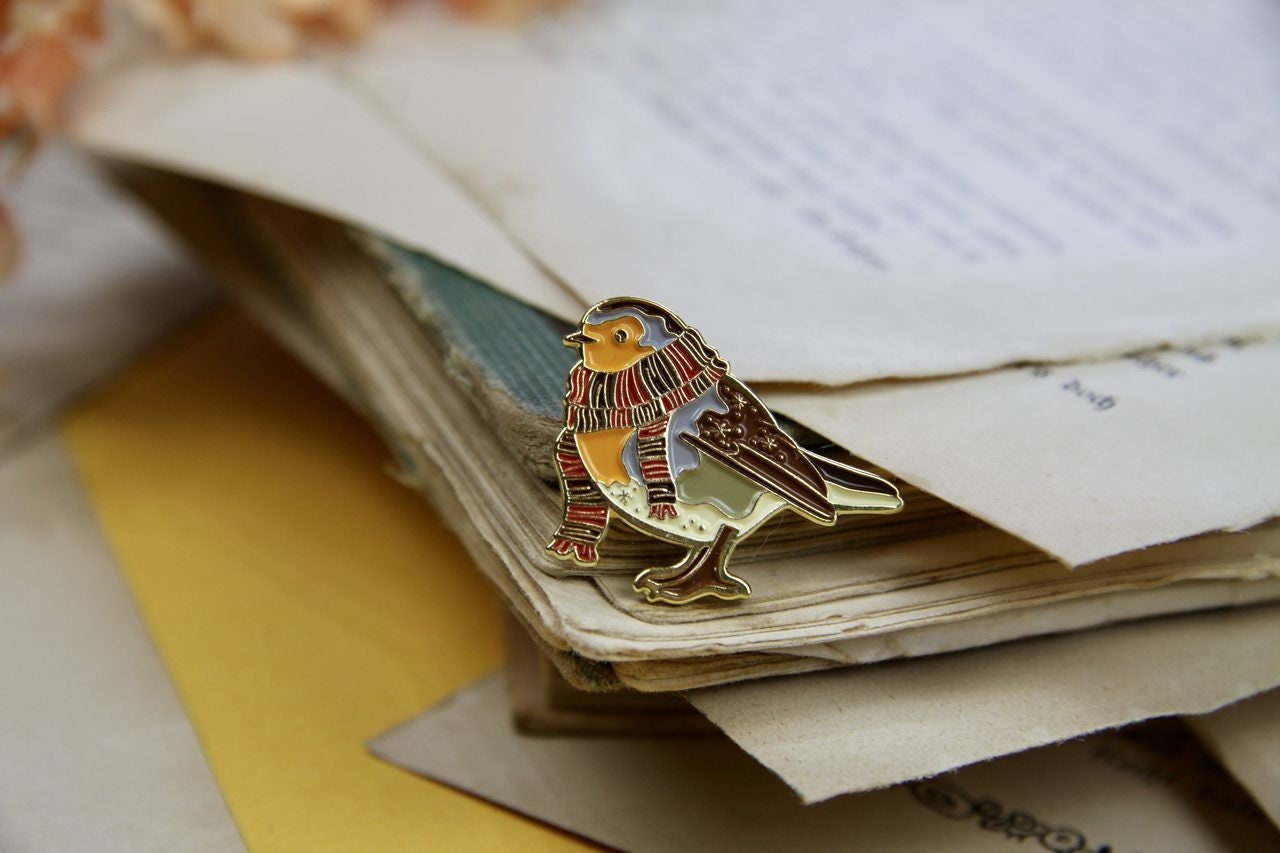 Emaille Pin - Rotkehlchen mit Schal - Geschenk für Vogelfreunde - Adventskalender befüllen