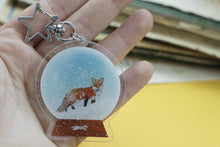 Lade das Bild in den Galerie-Viewer, B-Ware -Acryl Schlüsselanhänger - Fuchs in Schneekugel - Glitzer
