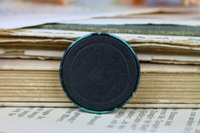 Lade das Bild in den Galerie-Viewer, Magnet Button - Taube auf Ast Lila - Taubenliebe - Stadttaube - Eigene Illustration
