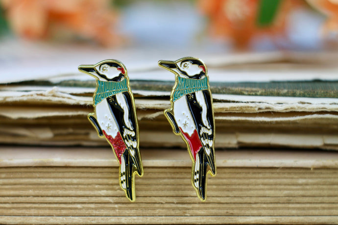Emaille Pin - Buntspecht mit Schal - Glitzer und Normale Variante