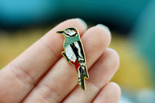Lade das Bild in den Galerie-Viewer, Emaille Pin - Buntspecht mit Schal - Glitzer und Normale Variante
