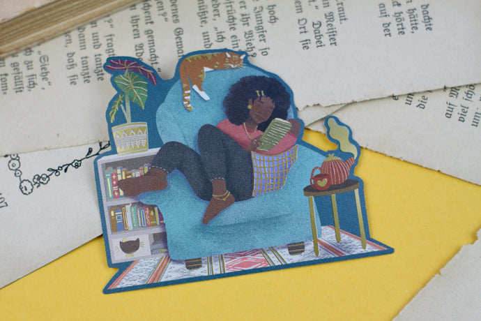 Sticker mit Goldeffekt - Lesende Frau mit Katze - Indoor + Outdoor
