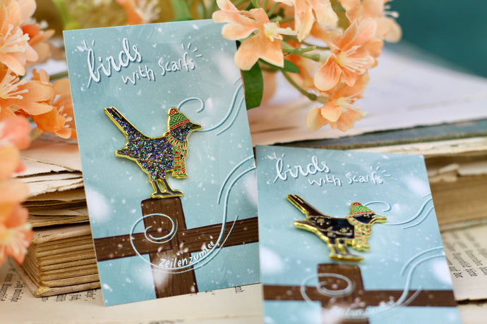 Emaille Pin - Amsel mit Schal - Glitzer und Normale Variante