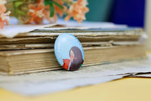 Lade das Bild in den Galerie-Viewer, Magnet - Mädchen mit Katze Kuss - All you need is love and a cat - Eigene Illustration
