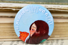 Lade das Bild in den Galerie-Viewer, Magnet - Mädchen mit Katze Kuss - All you need is love and a cat - Eigene Illustration
