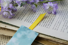 Lade das Bild in den Galerie-Viewer, Lesezeichen - Kaninchen mit Blumen - beauty in the every day - Spruch
