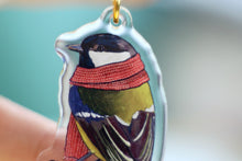 Lade das Bild in den Galerie-Viewer, Acryl Schlüsselanhänger - Kohlmeise mit Schal - Vogel Anhänger - mit Epoxy - Eigene Illustration
