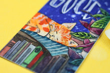 Lade das Bild in den Galerie-Viewer, Lesezeichen - Schlafende Katze zwischen Büchern - Rote Katze - Aquarell Illustration
