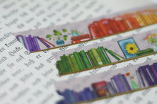 Lade das Bild in den Galerie-Viewer, Regenbogen Bücherregal Washi Tape - 1,5cm x 10m - Handgemalte Originalkunst - Eigene Illustration - Ideales Geschenk für Leseratten
