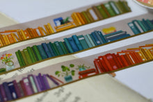 Lade das Bild in den Galerie-Viewer, Regenbogen Bücherregal Washi Tape - 1,5cm x 10m - Handgemalte Originalkunst - Eigene Illustration - Ideales Geschenk für Leseratten
