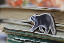 Lade das Bild in den Galerie-Viewer, Holz Pin - Waschbär - Waldtier Anstecknadel - Brosche - Eigene Illustration
