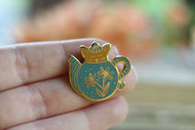 Lade das Bild in den Galerie-Viewer, Emaille Pin - cat in a teapot - Orange/Türkis
