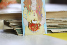 Lade das Bild in den Galerie-Viewer, Emaille Pin - cat in a teapot - Rot/Weiß
