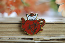 Lade das Bild in den Galerie-Viewer, Emaille Pin - cat in a teapot - Rot/Weiß
