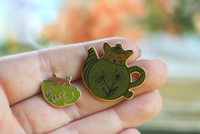 Lade das Bild in den Galerie-Viewer, Emaille Pin - cat in a teapot - Braun/Oliv
