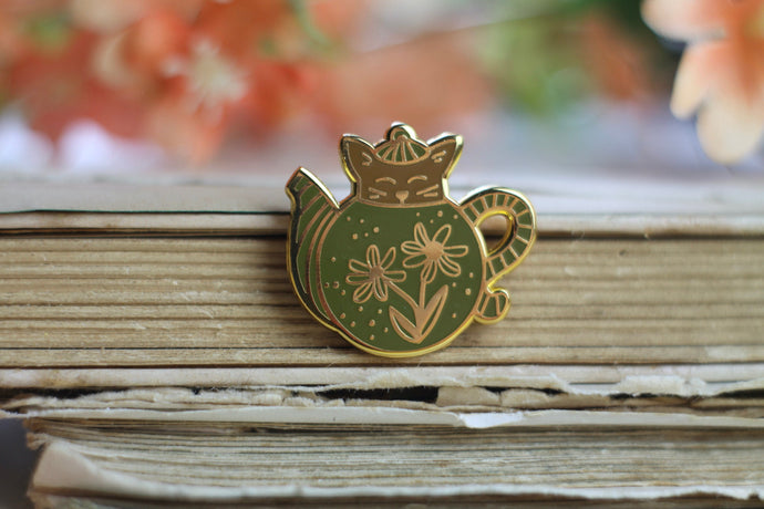 Emaille Pin - cat in a teapot - Braun/Oliv