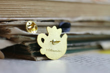Lade das Bild in den Galerie-Viewer, Emaille Pin - cat in a teapot - Grau/Blau
