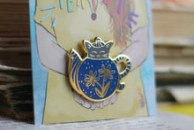 Lade das Bild in den Galerie-Viewer, Emaille Pin - cat in a teapot - Grau/Blau
