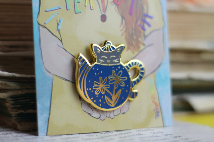 Emaille Pin - cat in a teapot - Grau/Blau