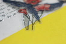 Lade das Bild in den Galerie-Viewer, Vinyl Sticker mit transparentem Effekt - Buckelwal mit Mohnblumen - Eigene Illustrationen
