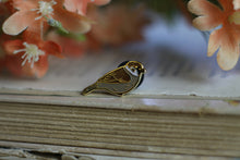 Lade das Bild in den Galerie-Viewer, Emaille Pin - Minipin - Spatz - Sperling - Little Birdies Collection
