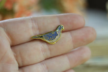 Lade das Bild in den Galerie-Viewer, Emaille Pin - Minipin - Taube - Ringeltaube - Little Birdies Collection
