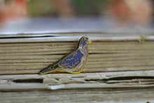 Lade das Bild in den Galerie-Viewer, Emaille Pin - Minipin - Taube - Ringeltaube - Little Birdies Collection
