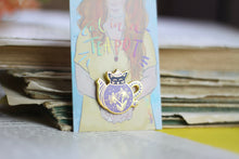 Lade das Bild in den Galerie-Viewer, Emaille Pin - cat in a teapot - Schwarz/Lavendel
