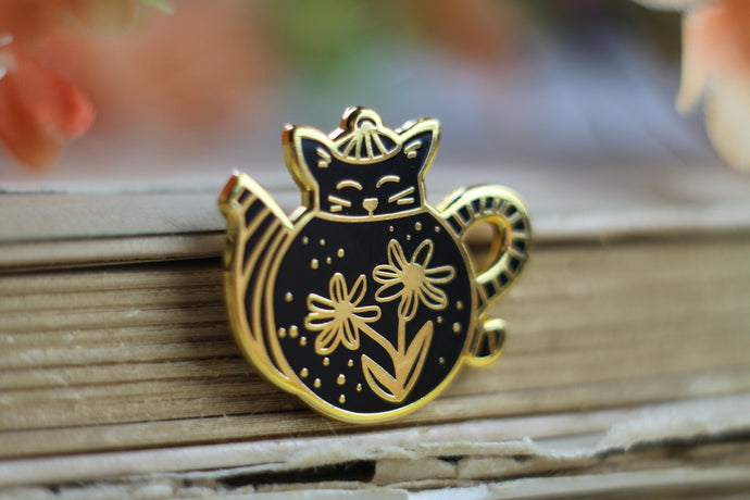Emaille Pin - cat in a teapot - Schwarz
