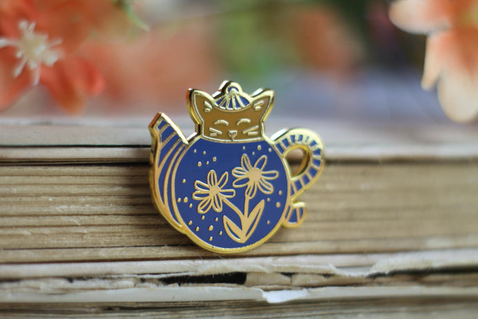 Emaille Pin - cat in a teapot - Orange/Blau