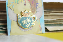 Lade das Bild in den Galerie-Viewer, Emaille Pin - cat in a teapot - Orange/Türkis
