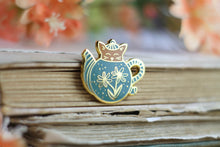 Lade das Bild in den Galerie-Viewer, Emaille Pin - cat in a teapot - Orange/Türkis
