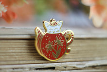Lade das Bild in den Galerie-Viewer, Emaille Pin - cat in a teapot - Rot/Weiß
