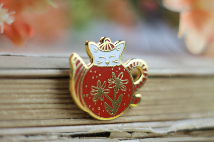 Emaille Pin - cat in a teapot - Rot/Weiß