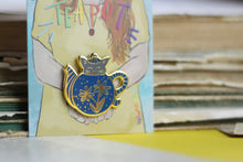 Lade das Bild in den Galerie-Viewer, Emaille Pin - cat in a teapot - Grau/Blau
