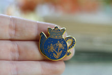 Lade das Bild in den Galerie-Viewer, Emaille Pin - cat in a teapot - Grau/Blau
